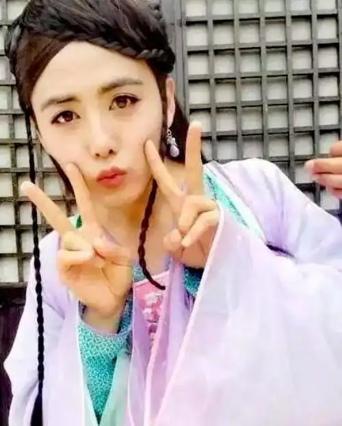 塞俩苹果就是男扮女装,这5位男星的反串,叫不糊观众侯明昊网易订阅