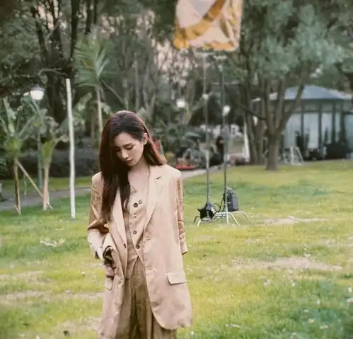 刘诗诗不愧是素颜美女,穿碎花裙配大衣造型出圈,美得惊艳