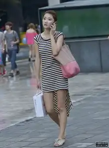 海亮广场街拍的条纹长裙美女