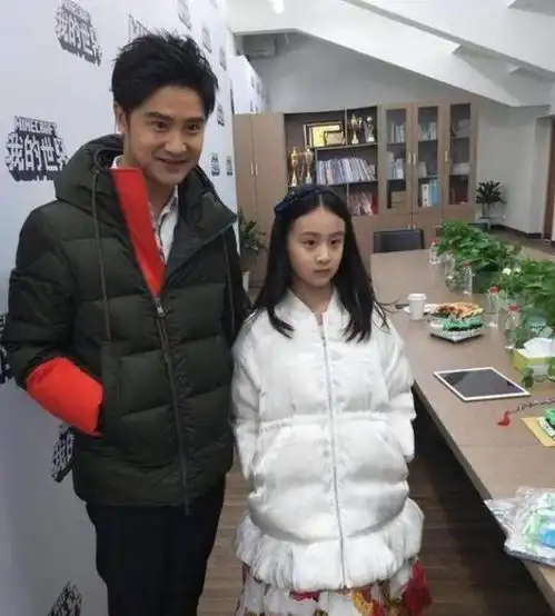 有种尴尬叫女像父,12岁森碟身高出众,样貌却一言难尽