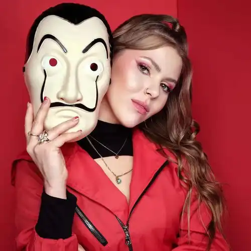 dior新餐具将法式优雅大餐搬回家,nyx联名纸房子带来彩妆系列丨是日美好事物