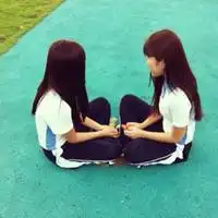 校服女生盘腿背影头像