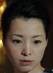 董卿素颜亮相新剧发布痘痘肆虐露平凡面目