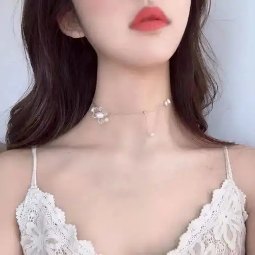 真人头像女生露锁骨锁骨