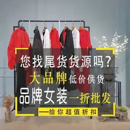 圆领浅灰色卫衣