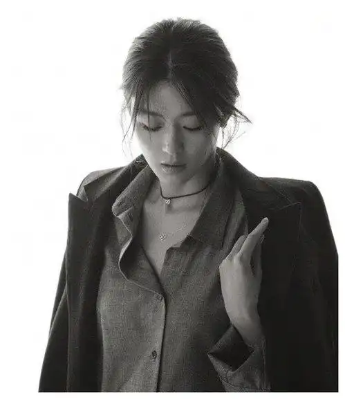 韩国气质美女明星全智贤黑白时尚写真美图