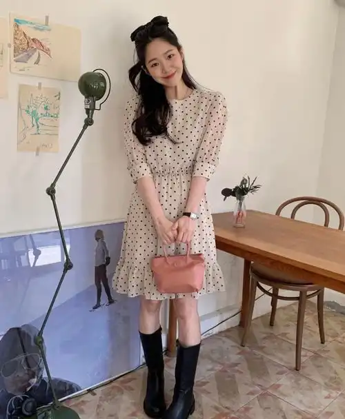 ins时尚博主整体的搭配偏舒适简约风很适合温柔气质型女孩