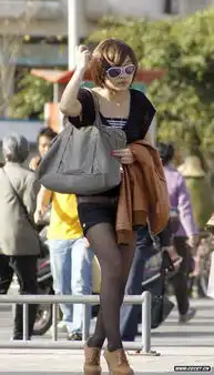长腿黑丝袜墨镜美眉