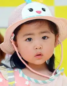 shoo携双胞胎女儿出席活动