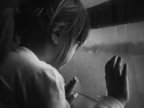 气愤12岁女孩大出血,医生发现抱她来的叔叔不对劲偷偷报警,牵出令人发指罪行...