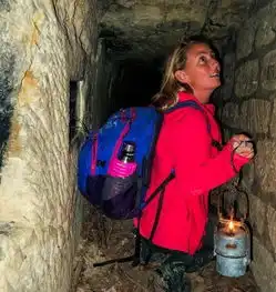 美国女子身穿比基尼在巴黎地下墓穴冲浪