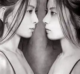 女黑白头像素描黑白映画
