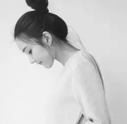 白色头像女孩子的头像