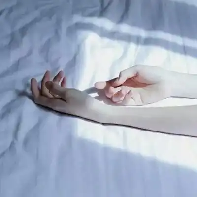 高清好看手拿唯美花束头像图片