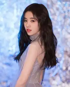 易烊千玺喊鞠婧祎为姐姐,王俊凯却用这三个字称呼她,太皮了