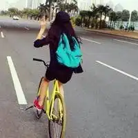 女生头像霸气背影坐地头