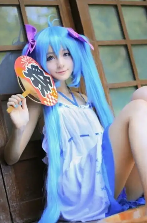 徐娇打扮成二次元少女,画上浓妆五官精致得像芭比娃娃,太美了