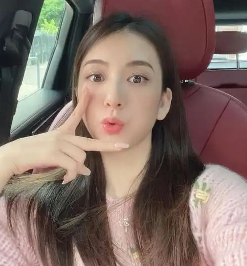 方媛发赛道自拍,坐百万豪车自拍,给女儿和郭富城留下美好瞬间