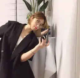 戴眼镜女生的短发