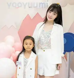 李小璐亮相董璇餐厅,齐刘海满是少女气息,和甜馨肤色对比好明显