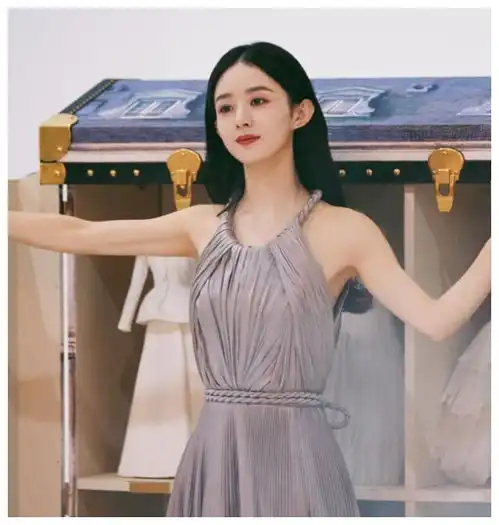 赵丽颖这裙子一般人驾驭不了,碎花元素显土气,她却穿出高级感