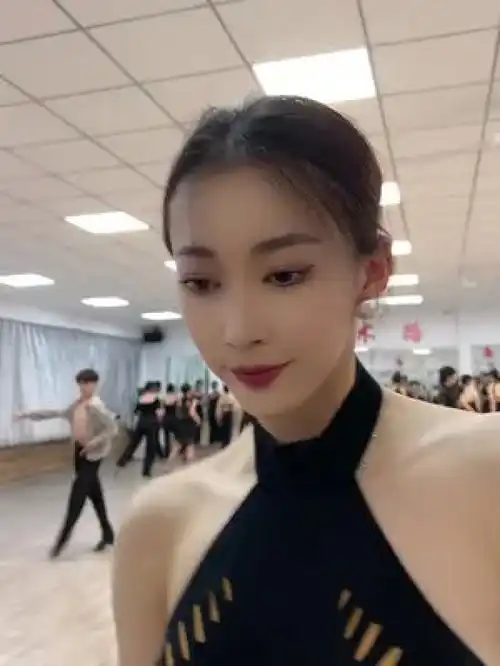 超近距离欣赏一下吧拉丁舞服美女美美的拉丁舞服拉丁女孩高颜值美女美出高级感国标舞女孩