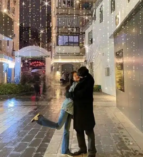 感情稳定甜蜜纪凌尘带女友看话剧,女方抽电子烟动作率性洒脱