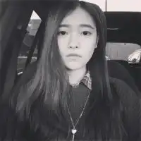 扣扣灰白女生个性头像设计不想听到的话就别放在心上