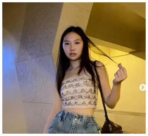 甄子丹女儿晒近照遭质疑,打扮成熟发育过猛,不像是16岁孩子