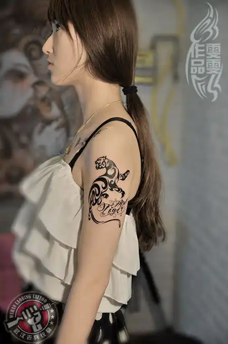 武汉最好纹身店为美女打造的大臂图腾老虎纹身作品