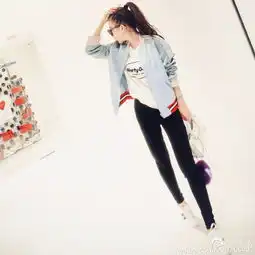 天王嫂方媛晒街拍美照墨镜遮面美腿修长图