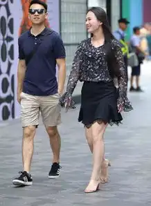 街拍耀如春华的美女,一件白色上衣配浅色短裙,时尚女神魅力