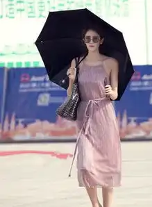 街拍美女白色蕾丝连衣裙,高雅有魅力,尽展曼妙好身姿