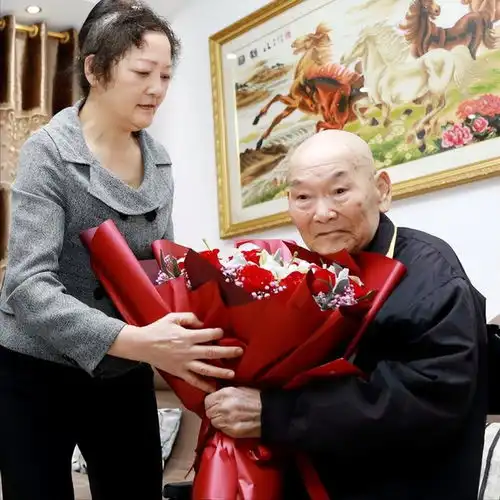 92岁脑梗老人宋良友经常念叨3个数字,家人上报后,部队来拜访