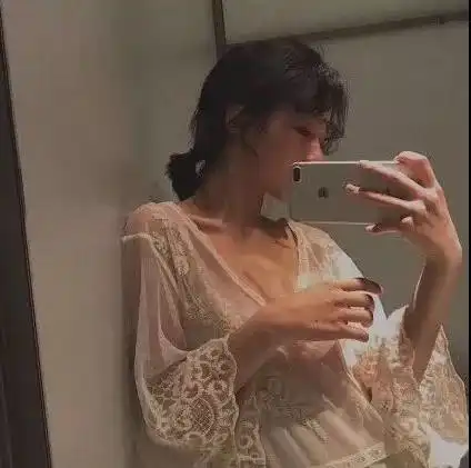 拿手机女头,自拍挡脸与人间寥寥月色,长眠一场