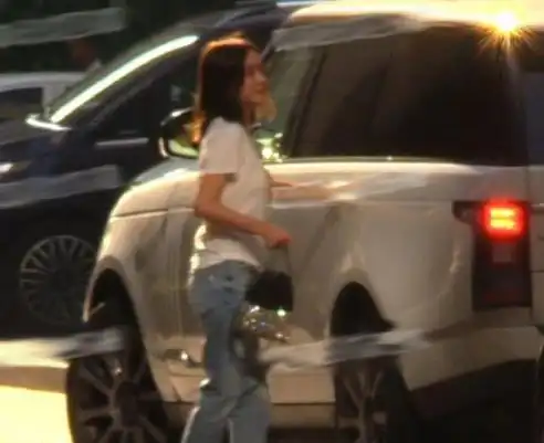 画面曝光曹云金酒吧门口强拽美女上车,女方闺蜜劝阻仍被拒