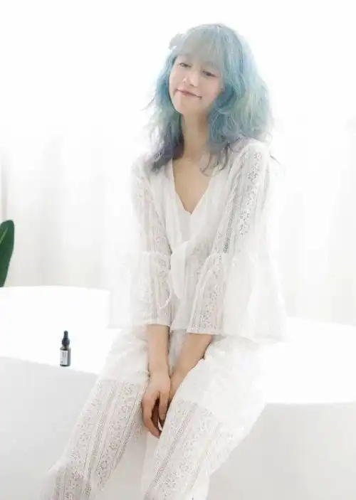 有一种跌落神坛叫李诞老婆,染蓝发刺纹身,婚后真是任性了