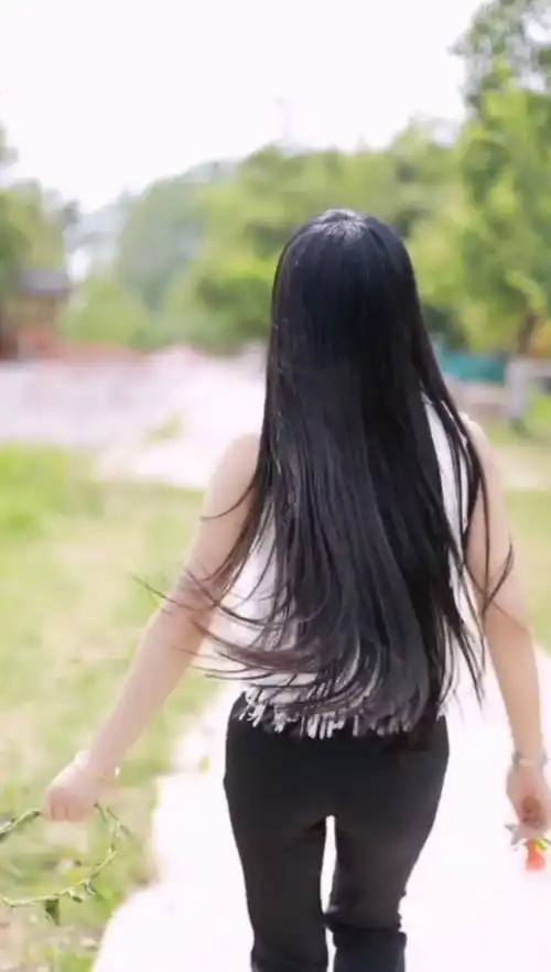 优雅时尚美少女,演唱梦里水乡歌声悠扬