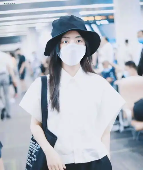 谭松韵的少女感不得了,只是简单的粉色套装,就美得像高中生一样