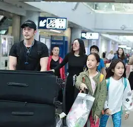 钟丽缇张伦硕一家四口出游,钟丽缇身材丰满上围傲人十分抢镜