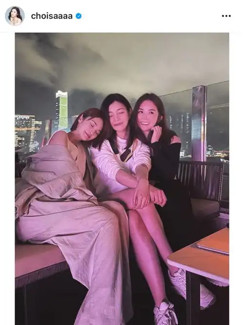 阿sa罕晒姐妹合照杨丞琳一脸害羞全程闭眼,陈妍希白净长腿抢镜