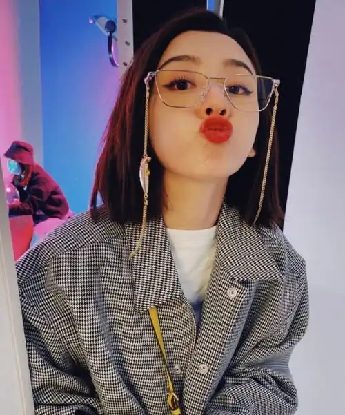 宋祖儿晒私服照,身穿格纹外套搭白裙,御姐少女一秒切换