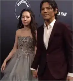 郭碧婷与向佐出席活动,向佐发型抢镜,上演真人版美女与野兽