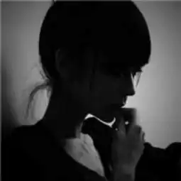 伤心女生头像高冷黑白颓