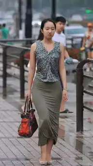 街拍美女灰色紧身包臀裙的小姐姐看背影真的很美,不看正脸多好