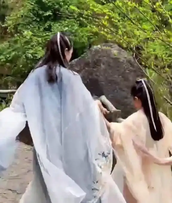 章子怡罕晒与8岁女儿游玩,母女俩穿古装跳舞好美,她笑的超开心