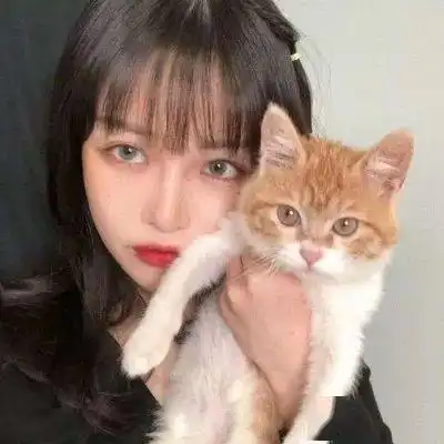 超漂亮的女生抱着萌宠合照头像