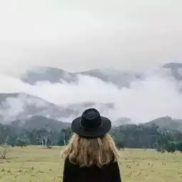 这个姑娘不要脸,用一个姿势美翻全世界