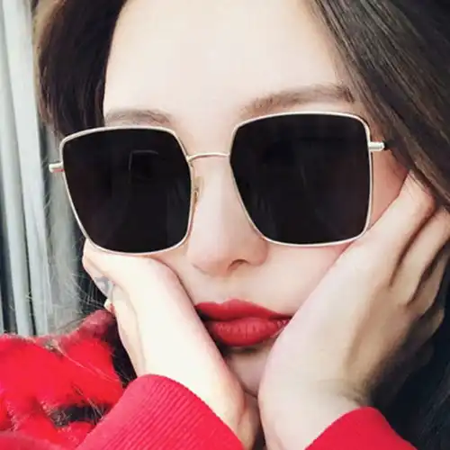 俗话说,一双眼睛毁了一张脸,每个女人基本都有三四款太阳镜