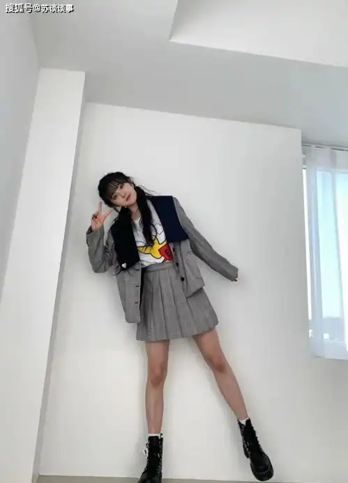 宋雨琦为了显腿细,穿马丁靴还要配长袜,秀出来的电棍腿我酸了